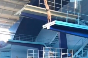 Астраханский спортсмен демонстрирует прыжок со стойки на руках (видео)