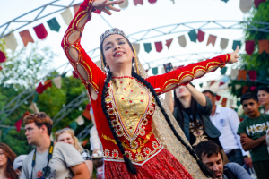 В Астрахани прошёл карнавал молодых семей