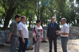 Средневековые замки и полувековые деревья - в Астрахани восстанавливают парк «ХХ лет Октября»