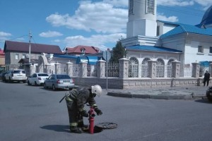 В Астрахани сотрудники МЧС проверили пожарные гидранты