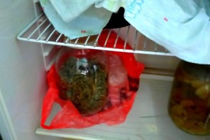 «Удачная» заготовка на зиму: в холодильнике астраханки обнаружили банку с наркотиком