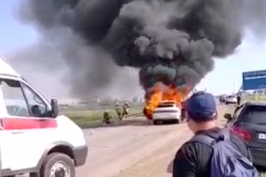 Под Астраханью столкновение двух машин привело к пожару (видео)