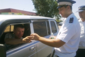 В условиях сильной жары астраханские полицейские раздают водителям питьевую воду
