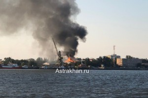 В Трусовком районе Астрахани горит здание на площади 300 кв. м (видео)