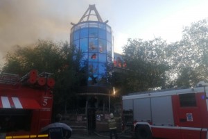 В Астрахани на площади 500 кв метров сгорела крупная постройка