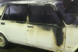 В Астраханской области горели машина и хозпостройка