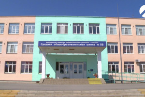 В Астрахани родители учеников пришли к школе, где обрушилось перекрытие
