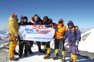 Сотрудники Кисловодского санатория МЧС России установили флаг 30-летия МЧС России установили на вершине Эльбруса