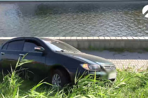 В Астрахани машина без людей сорвалась по склону канала к воде