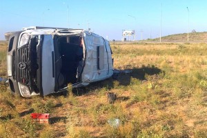 Скончался водитель микроавтобуса, который перевернулся на трассе Астрахань - Махачкала