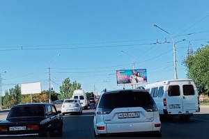 Ремонт дороги на очередном мосту в Астрахани предсказуемо вызвал пробки (видео)