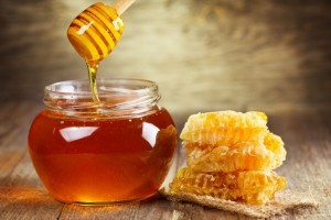 Мошенница заманила астраханскую пенсионерку дешёвым мёдом