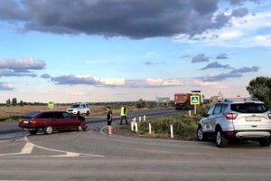 На трассе в Астраханской области столкнулись две иномарки, двое пострадавших