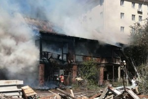 Крупный пожар ликвидируют в Советском районе Астрахани