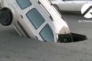 Автомобиль провалился на ходу: в  Астрахани на оживлённом перекрёстке образовалась дыра в асфальте