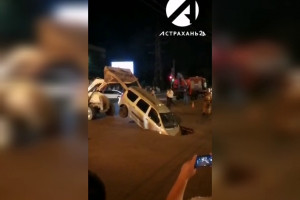 В Астрахани провалившийся под асфальт автомобиль достали экскаватором