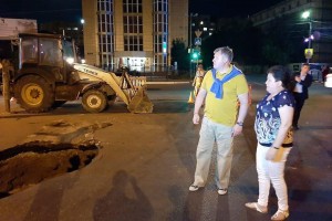 Глава Астраханской области Игорь Бабушкин выехал на место провала асфальта