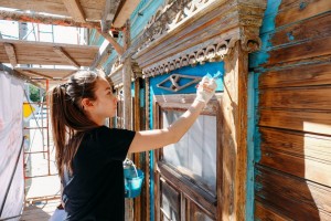 В Астрахани волонтёры освежают архитектурные памятники