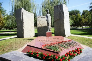 В АГТУ торжественно открыли обновлённый памятник жертвам войны