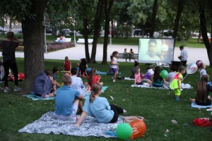 В Астрахани продолжаются показы «кино на траве»