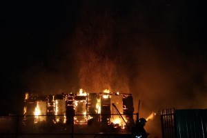 Ночью в Астрахани сгорели два жилых дома и автомобиль