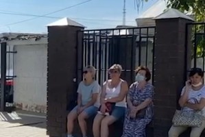 Астраханцам в очередях не до соблюдения социальной дистанции (видео)