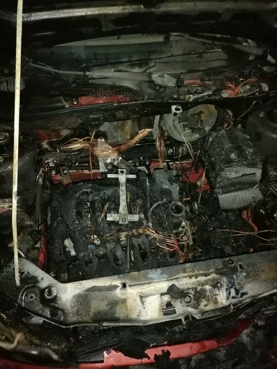 Загорелся двигатель автомобиля. Двигатель горит. Двигатель машины горит. Горят двигателя Philips.