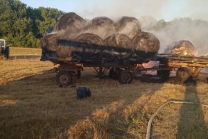 Под Астраханью сгорело 36 рулонов сена