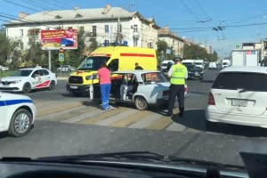 На перекрёстке в Астрахани Jeep влетел в «семёрку» Есть пострадавшие