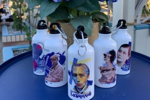 На «Каспийской неделе моды» представили бутылки с Хлебниковым и Кустодиевым