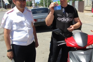 В Астраханской области полицейские призвали велосипедистов и водителей мототранспорта соблюдать ПДД