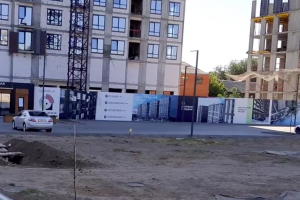 На набережной Приволжского затона выложили новый бордюр (видео)