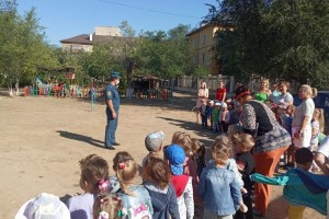 Спасатели эвакуировали детей из детского сада на учениях в Астраханской области