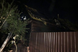 Вечером в Астрахани сгорел дом из-за курения