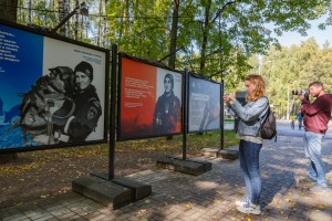 Фотовыставка «Министерство с характером» открылась в Измайловском парке Москвы