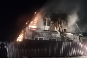 Ночью в Астрахани сгорел жилой дом