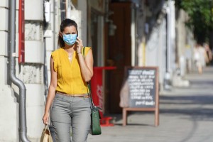 Роспотребнадзор оценил эффективность ношения масок и перчаток при гриппе и ОРВИ