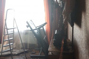 В Астрахани сотрудники МЧС и «Огнеборца» тушили горящий дом на улице Тенистая