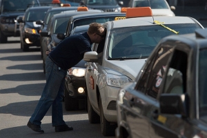 В Астрахани у иностранного гражданина, занимавшегося нелегальными перевозками, изъят автомобиль