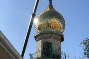 В Астраханской области на минарет мечети установили позолоченный купол
