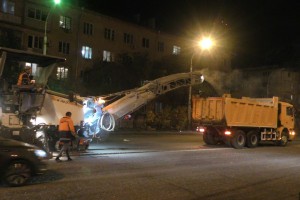 Улицу Анри Барбюса в Астрахани ремонтируют по ночам