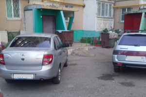 Астраханские автомобилисты мешают работе мусоровозов