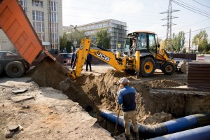 В Астрахани заканчивают ремонт перекрёстка, на котором машина ушла под землю
