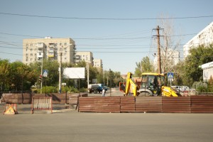 В Астрахани названа точная дата возобновления движения по перекрёстку с провалом