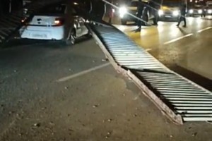 В Астрахани ограждение путепровода упало на проезжавший под ним автомобиль