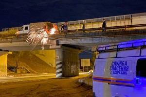 В Астрахани устраняют последствия обрушения ограды на эстакаде Старого моста