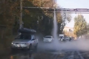 На одной из улиц Астрахани из трубы фонтанирует горячая вода