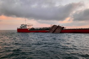На взорвавшемся в Азовском море танкере обнаружили останки людей