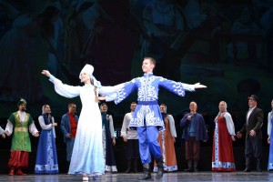 Астраханский государственный ансамбль песни и танца представил премьеру мультимедийного спектакля
