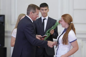 Астраханский губернатор вручил паспорта граждан России лучшим школьникам региона